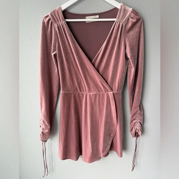 Urban Outfitters blush mauve Goldmine Velvet Surplice Romper Women’s sz S - Picture 2 of 10